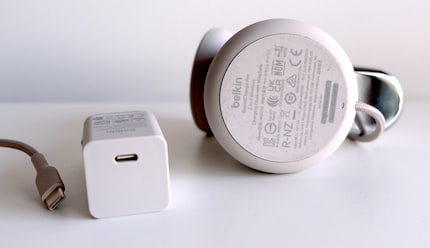 Een blik op het Belkin station van onderaf: Het soft-touch oppervlak trekt stof aan. De voeding en USB-C kabel zitten links.