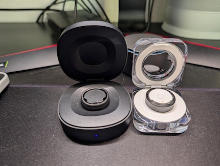 Das Case von Samsung (rechts) im Vergleich mit dem Modell von RingConn. Bei anderen Herstellern wie Oura oder Ultrahuman gibt es gar kein Ladecase.