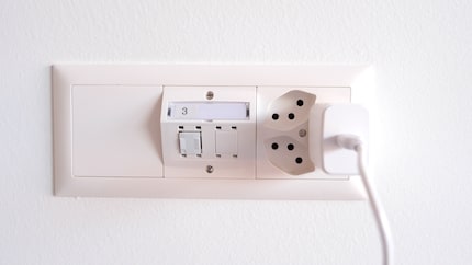Een compacte netstekker laat zelfs in een driepins stopcontact ruimte over voor zijn buren.