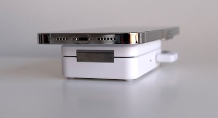 Grote iPhone, klein oplaadstation: de iPhone 14 Pro Max trekt inductief stroom.