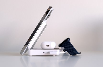 Hoewel het Anker-apparaat compact is, kunnen er drie Apple gadgets tegelijk in.