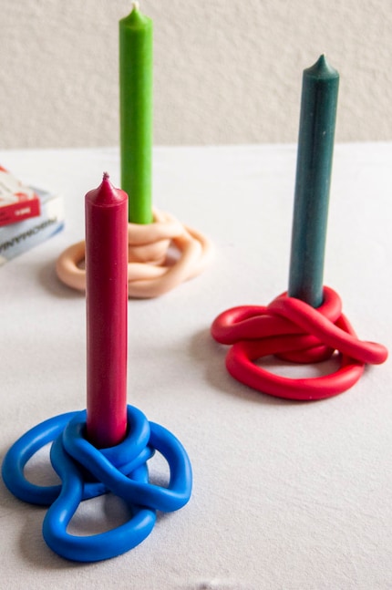 Die satten Farben der Fimo-Masse ergänzen die bunten Kerzen perfekt.  