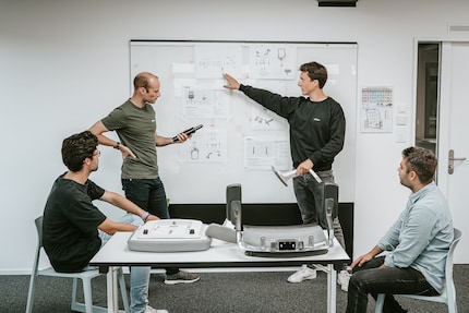 Das Ofinto-Team beim Tüfteln an neuen Features.