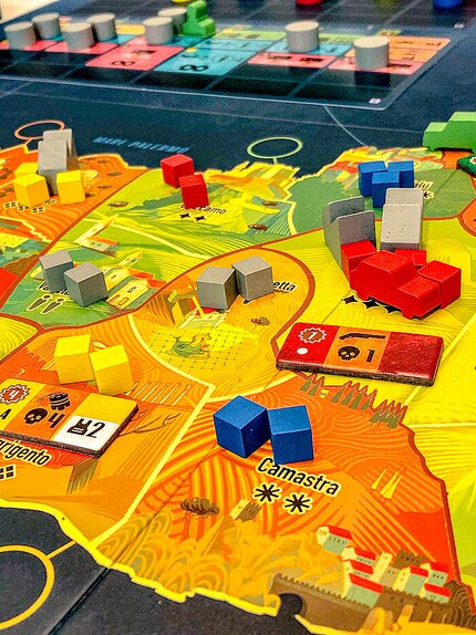 In «La Famiglia» bringst du Kämpfer ins Spiel, vergrösserst deinen Einfluss und gibst geheime Befehle, um die Region zu dominieren.