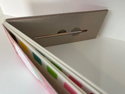 Hinten im Block ist ein kleines Pinselfach (0,5 x 12 cm) versteckt. 