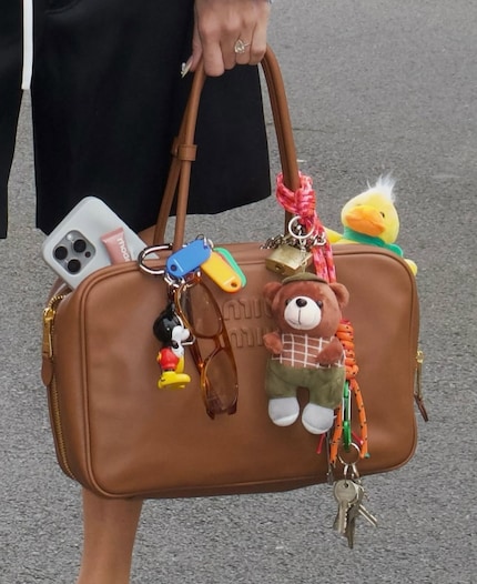 Sonnenbrille und Schlüsselbund ergänzen die verspielten Bag Charms perfekt.