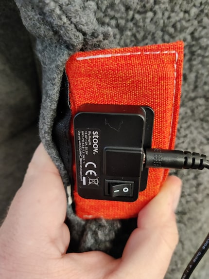 For the wired option, you plug the electric blanket in from the back. That’s also where you switch it on and off.
