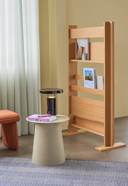 Made from sustainable wood and designed in an elegant oak look, this 2-in-1 solution is ideal for showcasing reading material and structuring rooms.