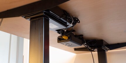 Met kabelbinders en de meegeleverde klemmen lukt het me om de bekabeling min of meer netjes te houden. Zo bevredigend. 
