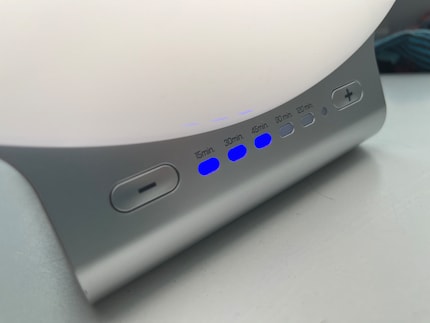 Die Timer-Funktion kannst du über die Tasten am Fuß der Lampe einstellen.