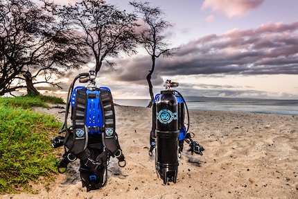 The system doesn’t require a buoyancy compensator or weights.