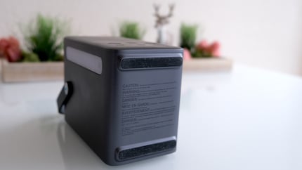 De rubberen voetjes zijn aan twee kanten bevestigd en zorgen voor stabiliteit - en trekken stof aan.
