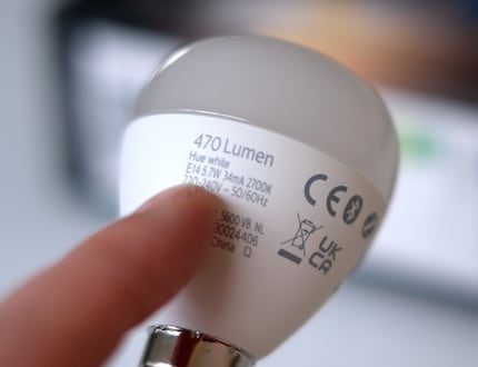 De lumenwaarde kun je vinden bij de productgegevens in de winkel; deze staat ook op de lamp gedrukt.
