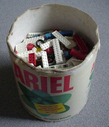 Gooi het eerste Legoblokje als je als kind de Legoblokjes in de wastrommel niet hebt opgeruimd.