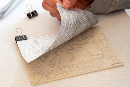 I use foldback clips to fix the sheet to the linoleum plate so that it doesn’t slip when I transfer it. 