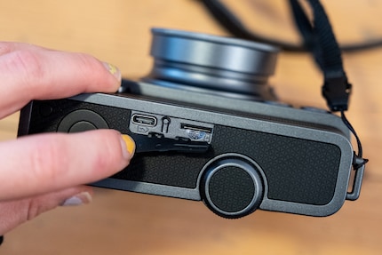 Il y a de la place pour une microSD.
