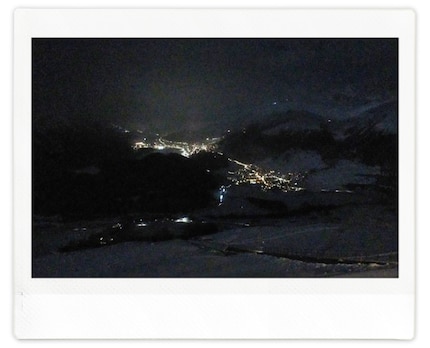 Même les sujets sombres sont capturés par le Wide Evo. Ici, Celerina et Saint-Moritz vus d’en haut en mode grand-angle.