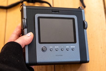 Je navigue à travers les réglages et les menus à l’aide d’un joystick et de boutons.