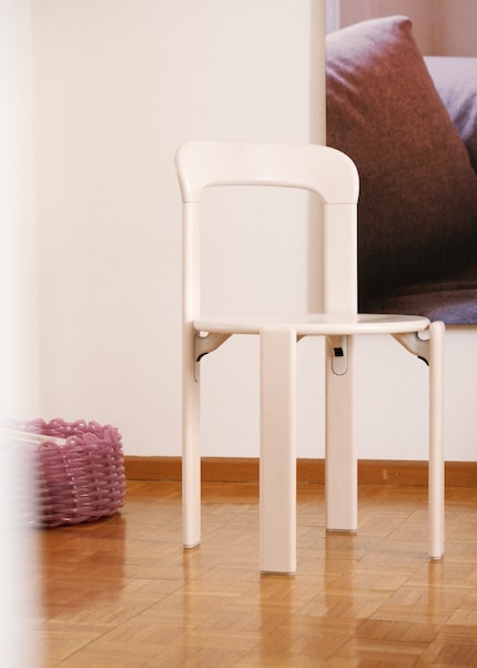 Dieser Stuhl ist das erste Sitzmöbel mit einer patentierten Aluminiumkonsole, die die Füsse nahtlos mit dem Holzsitz verbindet.