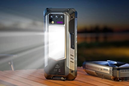 De smartphone is ook een heldere campinglamp.