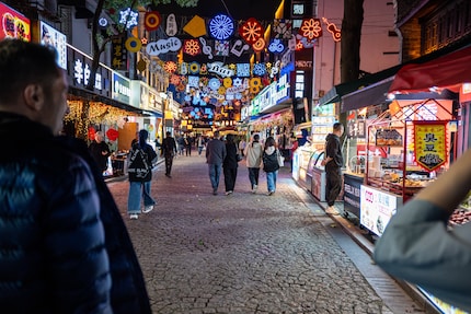 Hustle and bustle at night in Ningbo, China – taken with the 32 mm lens (f.2.8 / 1/100 / ISO 1000)