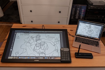 L'énorme tablette occupe presque tout mon espace de travail.