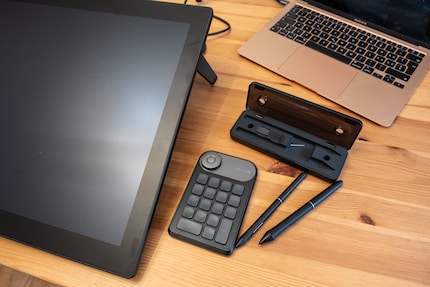 Les accessoires ne manquent pas sur le Huion Kamvas Pro 27. Il est même livré avec deux stylos.