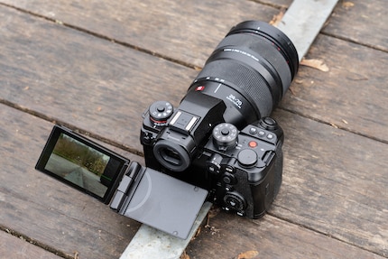 The S1RII has inherited the good display adjustment mechanism from the S1H.