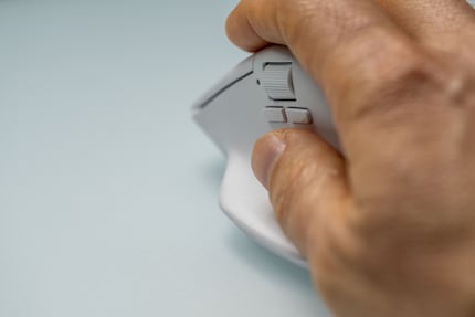 Le repose-pouce de la Keychron M6 4K est super bien placé.