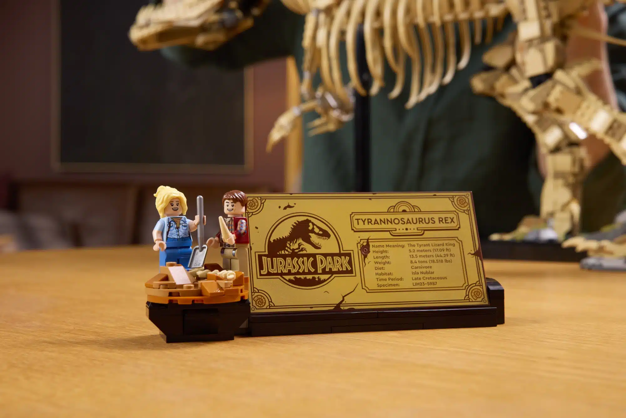 The two mini-characters Dr Ellie Sattler and Dr Alan Grant are a nice extra. Alan Grant are a nice extra to the dinosaur skeleton.