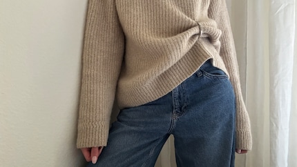 Add structure to simple knitted sweaters.