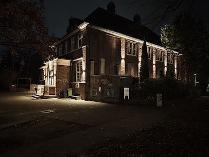 With night mode, the main camera balances out bright peaks without destroying the atmosphere of the night.