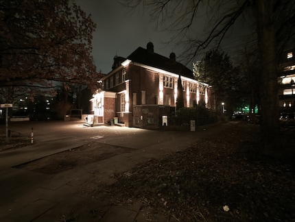 The ultra-wide-angle camera is not convincing in the dark.