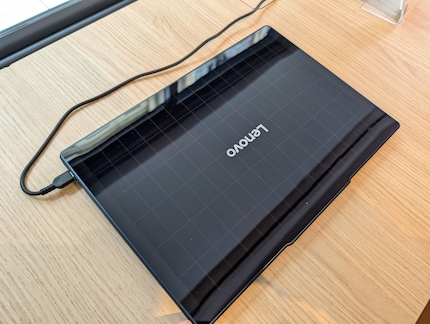 Wer genau hinschaut, erkennt die Solarzellen auf Oberseite des Laptops.