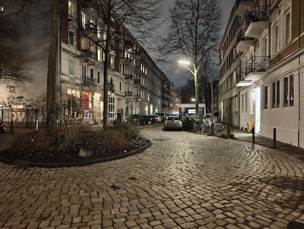 In the dark, the main camera delivers a high level of detail, but does not capture the atmosphere of the night.