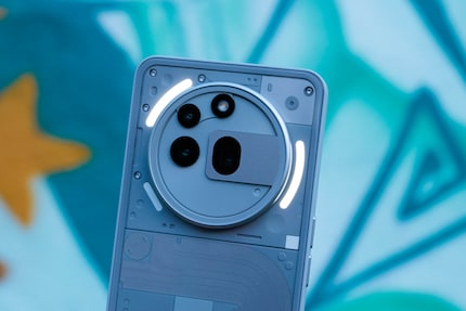The three LEDs of the so-called Glyph Interface encircle the camera bump.