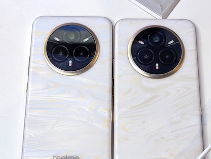 The pattern on the back is not the same on every device.