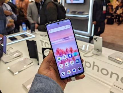 The display is matt and therefore almost completely non-reflective.
