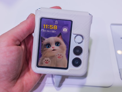 De Nubia Flip 2 in een elegant hoesje. De kat is gewoon schattig.