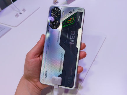 Ik vind de futuristische versie van de gaming smartphone met zilveren elementen mooi.