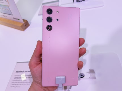 Ik vind de glinsterende roze kleur net zo mooi als de combinatie van een edgy case ermee.
