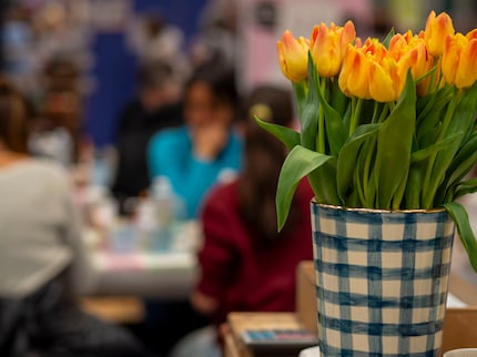 Ceramic colours give vases, cups and plates a new and unique lease of light.