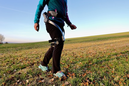 L’exosquelette s’enfile en quelques gestes et procure une puissance supplémentaire lors de la randonnée électrique.