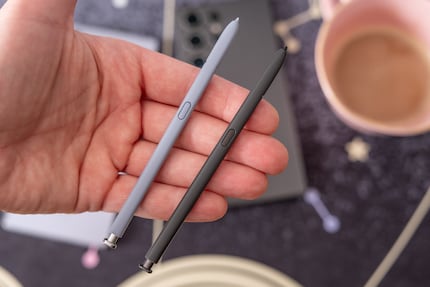 Optisch hetzelfde, maar anders van binnen: de S Pen op de Galaxy S25 Ultra links heeft geen Bluetooth meer.