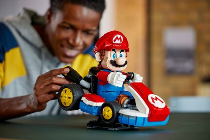 Grâce au support mobile, vous pouvez placer le kart de Mario dans différentes poses.