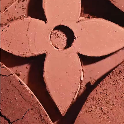 S'agit-il d'un fard à paupières ? Louis Vuitton ne dévoile pas grand-chose pour le moment.