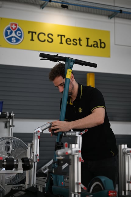 Sandro Capun de TCS Test&Technik fixe un candidat au test sur le banc d'essai.