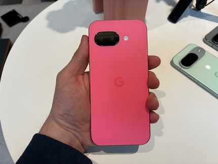 De mobiele telefoon past comfortabel in mijn vrij kleine hand.