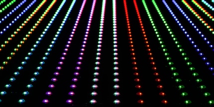 Visualisatie van de RGB LED's: Als de rode, groene en blauwe LED's gelijktijdig en met dezelfde intensiteit licht uitstralen, neemt het menselijk oog de RGB-eenheid waar als wit.
