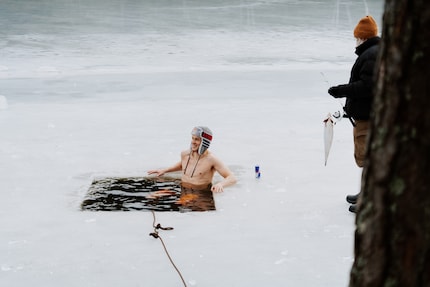 D'abord sur le verglas, puis dans l'eau froide : le champion olympique Karsten Warholm ne rate aucun défi.